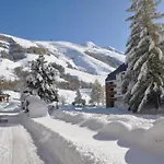 In Les 2 Alpes Near Piste Шале *